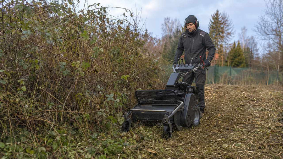Kosiarka bijakowa podczas mulczowania zarośli
